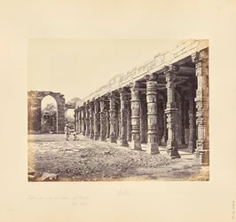 Delhi; kolonnad med hinduiska pelare vid Qutb Minar, norra sidan