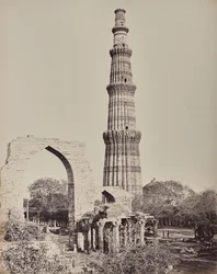Delhi. Kootub Minar eller tornet i ruinstaden Gamla Delhi