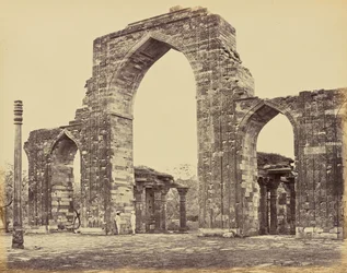 Delhi; Kutub Minar, Stora bågen och Järnpelaren