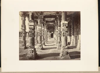 Delhi; Kutub Minar, interiörvy av den östra kolonnaden