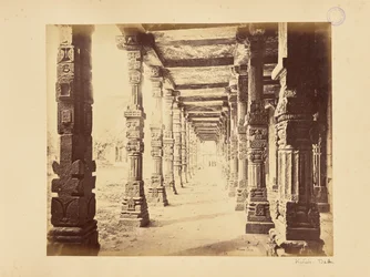 Delhi; Qutb Minar, interiörvy av den norra kolonnaden