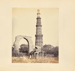 Delhi; Kutub Minar, med den stora bågen, från väster