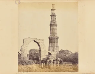 Delhi; Kutub Minar med den stora bågen, sedd från väster
