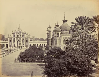 Lucknow; porten och trädgården vid Hooseinabad Imambara