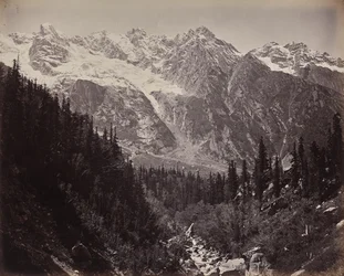 Scen i övre Himalaya. Utsikt över Manga-dalen