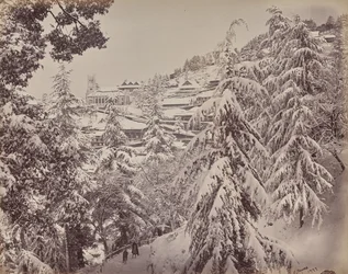 Shimla. Utsikt över kyrkan från Mount Jakko mot väster med en del av Mall på vintern