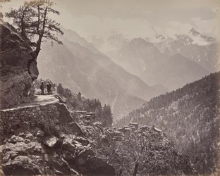Övre Himalaya. Vy över den nya vägen mellan Indien och Kina. Mount Pangi med Kinas snötäckta toppar i fjärran