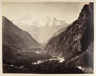 Utsikt ner mot flodravinen och en naturlig stenbåge, inramad av träd, på Ganges vid Bhaironghati. Album med fotografier av Indien, främst av Samuel Bourne1866