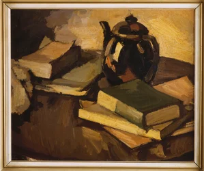 Ett stilleben med en tekanna och böcker på ett bord, c.1926