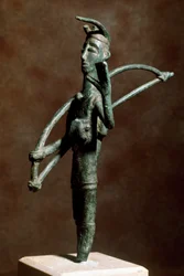 Nuragisk kultur (nuragher), Sardinien: bronsstatyett av en bågskytt. 8:e-7:e århundradet f.Kr. Cagliari, Museo Nazionale Archeologico, Sardinien, Italien