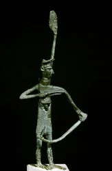 Sardisk nuragisk kultur: bronsstatyett av en bågskytt. 700-600-talet f.Kr., Cagliari, Museo Nazionale Archeologico, Sardinien, Italien