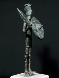 Sardisk nuragisk kultur (nuragher): bronsstaty av krigaren från Teti från Arcosubergen. 700-600-talet f.Kr. Mått: 24 cm. Cagliari, Nationella arkeologiska museet, Sardinien, Italien