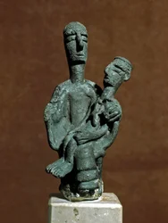 Nuragisk kultur (nuragher), Sardinien: bronsstatyett av Modergudinnan som stöder en död krigare. Från Urzulei nära Nuoro. 700-600-talet f.Kr. Cagliari, Nationella arkeologiska museet, Sardinien, Italien