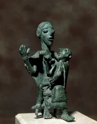 Nuragisk kultur (nuragher), sardinsk: bronsstatyett av Modergudinnan med sin son. 700-600-talet f.Kr. Cagliari, Museo Nazionale Archeologico, Sardinien, Italien