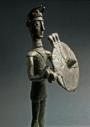 Nuragisk kultur (nuragher), sardinsk: bronsstatyett av en krigare med sköld. 700-600-talet f.Kr. Museo Nazionale Preistorico Etnografico ”Luigi Pigorini”, Rom