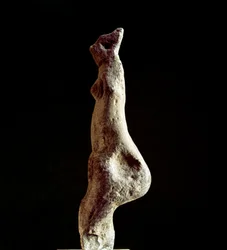 Sardisk nuragisk kultur (nuragher): kalkstensstatyett av en steatopygisk Venus (formen på nedre delen av ryggen) (Venus från Macomer), från Macomer nära Nuoro. Daterad till den förnuragiska perioden (25.-18. århundradet f.Kr.), eneolitikum. Cagliari