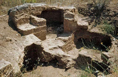 Nuragisk kultur (nuraghi) Sardinian: ruinerna av den pre-nuragiska staden på den megalitiska platsen Anghelu Ruju: det centrala tornet. 1900-talet f.Kr. Alghero, Sardinien, Italien