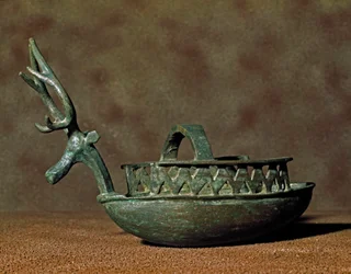 Sardisk nuragisk kultur (nuragher): båtformad bronsskulptur med figurer och ett hjorthuvud. 8:e-7:e århundradet f.Kr. Cagliari, Museo Nazionale Archeologico, Sardinien, Italien