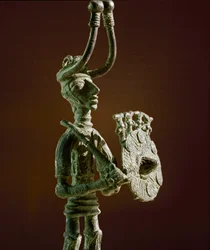 Sardisk nuragisk kultur (nuragher): statyett av en krigare med sköld och bronssvärd. 700-600-talet f.Kr. Cagliari, Nationella arkeologiska museet, Sardinien, Italien
