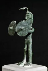 Nuragisk kultur (nuragher), sardinsk: statyett föreställande en demonisk varelse beväpnad med en dubbel sköld av brons. 700-600-talet f.Kr. Cagliari, Museo Nazionale Archeologico, Sardinien, Italien