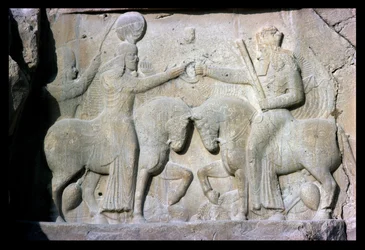 Relief som visar invigningen av kung Ardashir I (ca 210-241) grundare av det sassaniska imperiet i det antika Persien (kalksten)