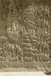 En kunglig galtjakt, möjligen föreställande Khosrow II som skjuter en pil från en båt, relief från sidan av aivanerna, c.620