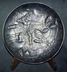 Maträtt föreställande kung Ardashir II (r.379-86), från Sari, Mazandaran, ca. AD 380 (jagat och inskuret silver)