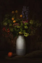 Mörkt blomsterstilleben
