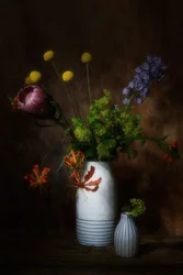 Mörkt blomsterstilleben