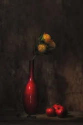 Blomstermotiv i stilleben med röd vas