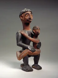 Sittande mor och barn, Igbo, Nigeria (trä)