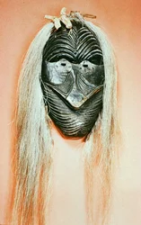 Ceremoniell Mohawk Mask (trä och hår)