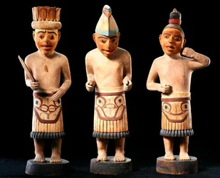 Tre shamanfigurer (målad terrakotta)