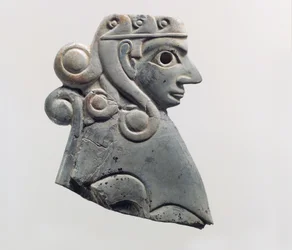 Möbelplakett: kvinnlig sfinx med lockar i Hathor-stil, ca 1700-talet f.Kr. (flodhäst elfenben)