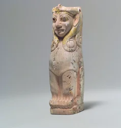 Möbelstöd: kvinnlig sfinx med lockar i Hathor-stil, ca 1700-talet f.Kr. (flodhäst elfenben, guldfolie)