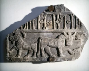 Sydarabisk konst: basrelief med skrift som föreställer djur. Museo Nazionale Romano, Rom.