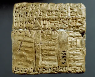 Assyrisk civilisation: graverad låda med kilskriftsfigurer om produktionen av två silvergruvor. Istanbul, arkeologiskt museum