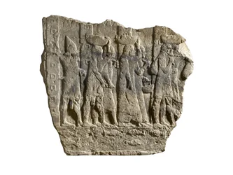 Fragment av assyrisk relief som visar soldater som eskorterar byte och fångar från Babylon (marmor)
