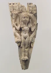 Hästfrontlet snidat i relief med en kvinnlig figur flankerad av lejon, c.900–800 år f.Kr. (elfenben)