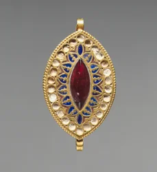 Mandelformat hänge, 400-600 (guld, lapis lazuli, granat och glas)