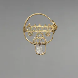 Örhänge med genombrutet, tidig bysantinsk period, 600-800 (guld med bergkristallpärla)