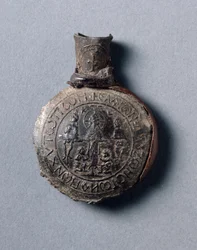 Pilgrims ampulla med scener av korsfästelsen (framifrån) och himmelsfärden (baksidan), c.600 (tenn-blylegering med läderfragment)