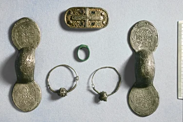 Smycken från Camon, Amiens, Somme, karolingiska, 700-1000-tal (silver, förgylld brons)