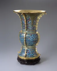 En Zun-formad vas och stativ (cloisonne-emalj & zitan) (se även 272146)