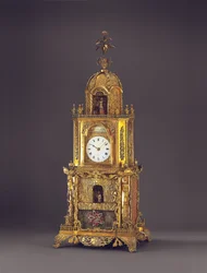 En mycket sällsynt ormolu, inklistrad musikautomatisk bordsklocka, troligen Guangzhou, ca 1790