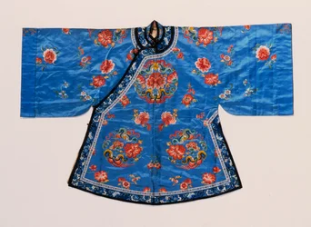 En informell dräkt av förgätmigej-blå satäng, broderad i siden med pion- och fjärilsrundeller spridda med lotusblommor, persikor och annan frukt och blommor (satin, siden)