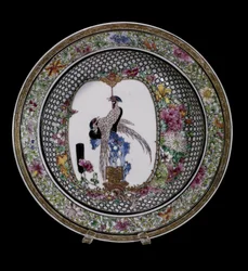 Kinesisk konst: keramiktallrik i famille rose, dekorerad med fåglar och blommor. Qianlongs regeringstid (1736-1795). Paris, Musée Guimet, Nationalmuseet för asiatisk konst