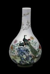 Kinesisk konst: keramikvas i famille rose, dekorerad med fåglar (däribland påfåglar) och blommor. Qianlongs regeringstid (1736-1795). Paris, Musée Guimet, Nationalmuseet för asiatisk konst.