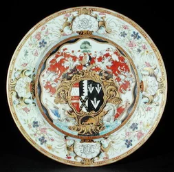 Middagstallrik målad i famille roséemaljer i rokokostil med armarna från Leake Okeover Esq., Kangxi-perioden (1662-1722) (porslin)