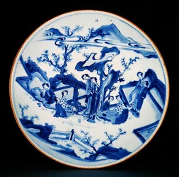 Skålen målad i underglasyrblått med damfigurer, övergångsperiod, ca 1640 (porslin)